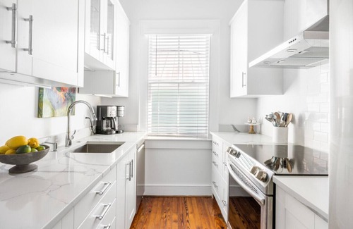 Cannonborough Elliotborough House | B2 at Saint Philip Square, One Block to King, Grand Upstairs Apartment with Piazza