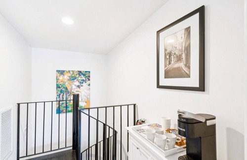 Cannonborough Elliotborough House | B2 at Saint Philip Square, One Block to King, Grand Upstairs Apartment with Piazza