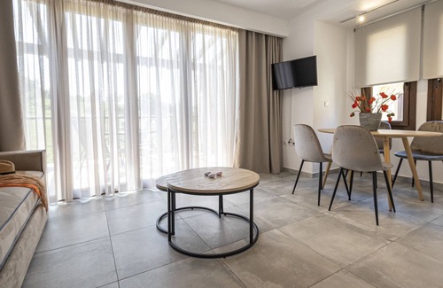 Fourka Apartment | B3 Penelope Luxury Suites by Travel Pro Services
