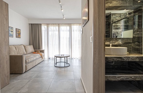 Fourka Apartment | B4 Penelope Luxury Suites by Travel Pro Services