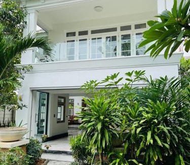 Na Chom Thian Villa | Baan Dhewaran Beachfront Villa