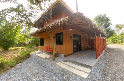 Nong Nam Daeng House | Baan Nork Farmstay บ้านนอก ฟาร์มสเตย์