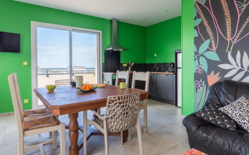 Saint-Come-de-Fresne Apartment | Babord, appt avec terrasse et vue mer