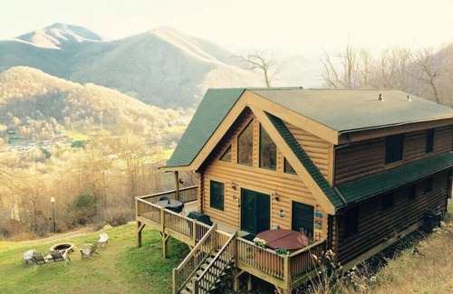 Maggie Valley Cabin | BABY BEAR’S CABIN, REAL LOG CABIN, SPECTACULAR VIEWS, HOT TUB, FIRE PIT