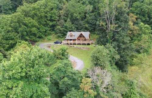 Maggie Valley Cabin | BABY BEAR’S CABIN, REAL LOG CABIN, SPECTACULAR VIEWS, HOT TUB, FIRE PIT
