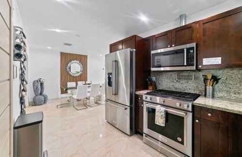 Boulevard Heights House | Baby Camellia Modern, luxurious and spacious house