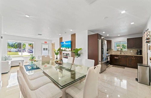 Boulevard Heights House | Baby Camellia Modern, luxurious and spacious house