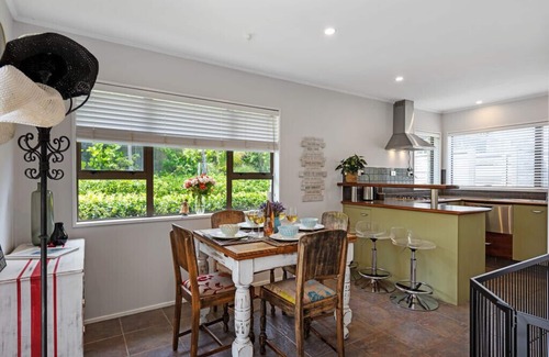 Mount Maunganui Cottage | Bach Relax - Mt Maunganui Holiday Home