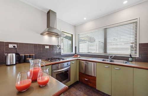 Mount Maunganui Cottage | Bach Relax - Mt Maunganui Holiday Home