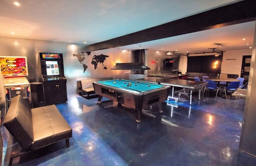 Little Italy House | BACHELOR/BACHELORETTE PARTIES WELCOME - GAME ROOM, SLEEPS 20