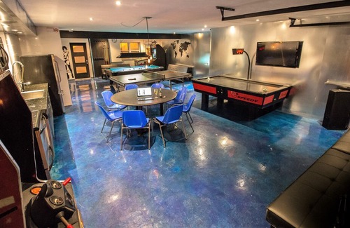 Little Italy House | BACHELOR/BACHELORETTE PARTIES WELCOME - GAME ROOM, SLEEPS 20