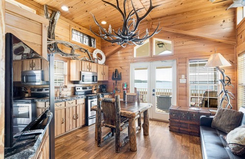 Sperry Cottage | Back of the Moon at CrossTimbers Marina