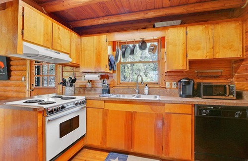 San Marcos Cabin | Backbone Vista Cabin I Hot tub I Views