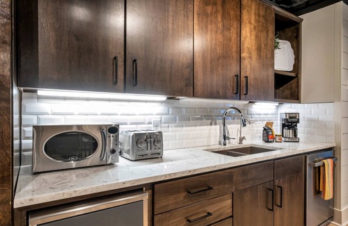 Downtown Nashville Apartment | Backstage Bungalow Suite 6BR by Maddox Hotel