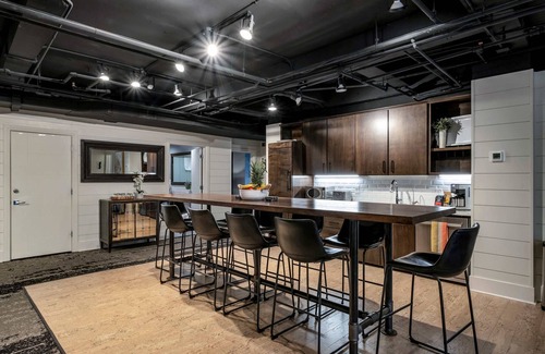 Downtown Nashville Apartment | Backstage Bungalow Suite 6BR by Maddox Hotel