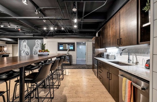 Downtown Nashville Apartment | Backstage Bungalow Suite 6BR by Maddox Hotel