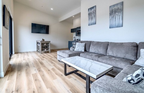 Osage Beach House | Backwater Jack RENT ENTIRE HOUSE OR BY FLOOR! Sleeps 16 - BOAT LAUNCH & PARKING
