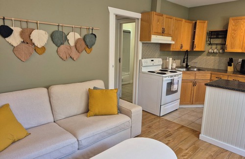 Taghum Cabin | Backyard Guesthouse near Nelson w/Hot Tub