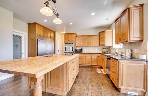 Grant County House | Backyard Oasis w/Outdoor Kitchen! Moses Lake Home
