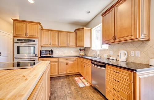 Grant County House | Backyard Oasis w/Outdoor Kitchen! Moses Lake Home