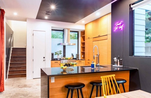 East Cesar Chavez House | Backyard Pool Oasis Rainey St 6 min walk