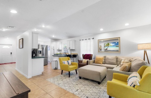 Jupiter House | Backyard retreat with BBQ Patio & game room