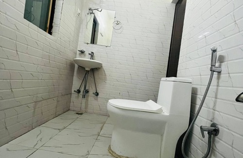 B4 Block Hotel | Badal Inn