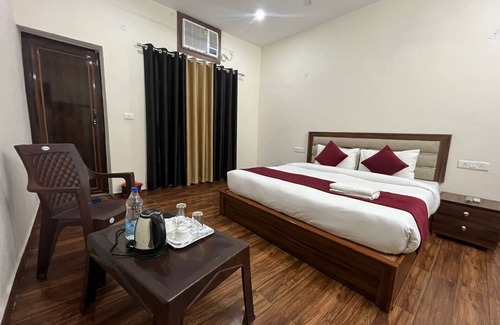 B4 Block Hotel | Badal Inn