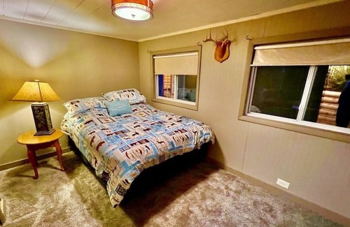 Lansing Cabin | Badger Cabin w/ Outdoor Hot Tub Jacuzzi avail year round