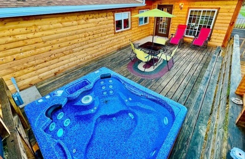 Lansing Cabin | Badger Cabin w/ Outdoor Hot Tub Jacuzzi avail year round