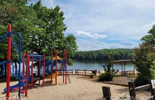 New London Resort | Badin Lake Bungalow