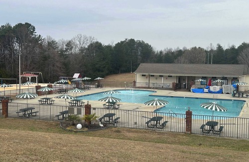 New London House | Badin Shores Lake Home Lots of Amenities