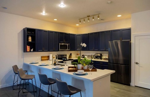 Dania Beach House | BaeCation Dania! Near Fort Lauderdale Airport, beach & casino!npool & jacuzzi!
