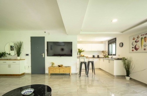 Haifa Apartment | Bahai Gardens Serenity Apartment
