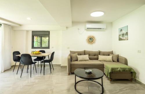 Haifa Apartment | Bahai Gardens Serenity Apartment with Mamad by Sea N' Rent