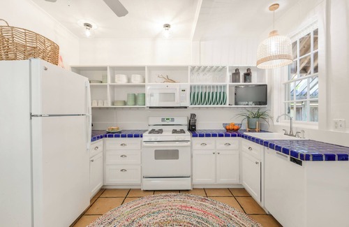 Downtown House | BAHAMA DREAMING ~ Incredibly Located 3 Bed, 2 Bath w/Private Heated Pool!