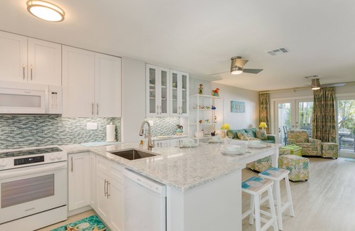 Bahama Village House | Bahamian Reed by AvantStay | Walk to Everything! w/Community Pool
