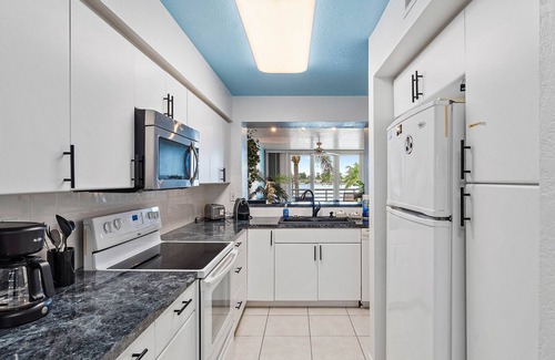 St. Petersburg Condo | Bahia Vista 8 - 210 Waterfront Paradise Condo (Non Smoking)