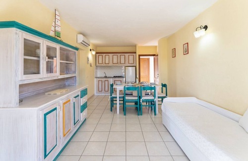 Golfo di Marinella Apartment | Baia de Bahas Three-room apartment sleeps 6, with A.C, a few steps from the sea