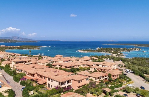 Golfo di Marinella Apartment | Baia de Bahas Three-room apartment sleeps 6, with A.C, a few steps from the sea