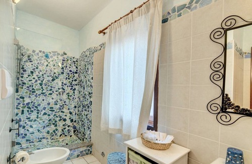 Golfo di Marinella Apartment | Baia de Bahas Three-room apartment sleeps 6, with A.C, a few steps from the sea