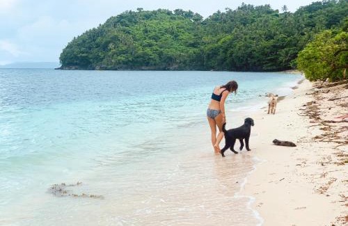 Gubat House | Baia Nest BUGIW Self-Service Cottage by the Road and Near the Beach, Pet Friendly with a Fee