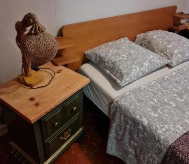Moulinet Bed & Breakfast | Baieta Chambre rouge