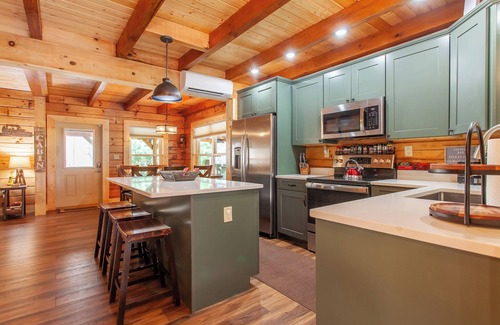 Alarka Cabin | Bailey`s Cabin on the Creek