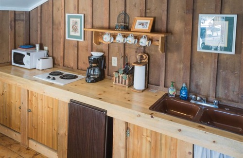 Clark Cabin | Bakers Cabin - A Cozy Rustic One-Room Cabin