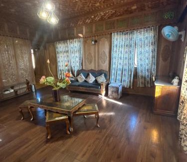 Sudarbal Boat Rental | BAKTOO palace PREMIUM HOUSEBOAT