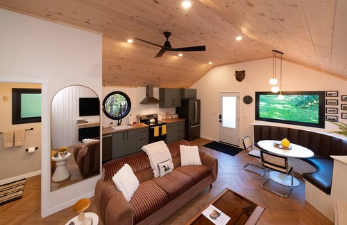 Bala Cottage | Bala Vida Cabin - Steps to Lake Muskoka w/pond, fire pit & cedar barrel sauna ✌🏼