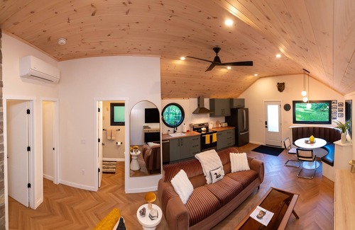 Bala Cottage | Bala Vida Cabin - Steps to Lake Muskoka w/pond, fire pit & cedar barrel sauna ✌🏼