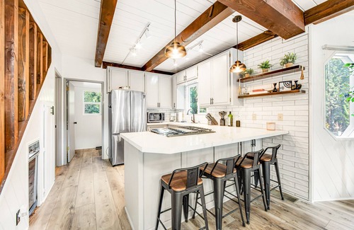 Fox Farm Cabin | Balboa at Big Bear ~Modern Mountain Home with Fast Wi-Fi, Private Hot Tub, Fireplace, Loft - Dogs OK
