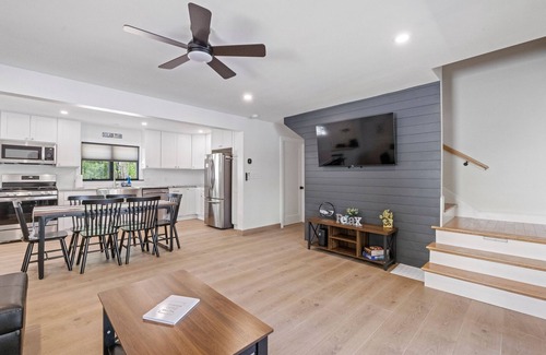 East Wakefield House | Balch Lake Bungalow -Lakeside Retreat - NEWLY RENOVATED, 90+ FT OF PRIVATE BEACH